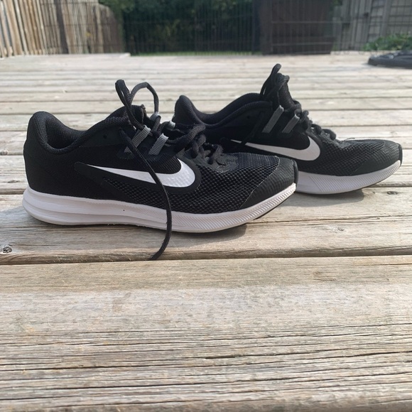 Nike Downshifter 9 Running Shoes Black White Youth Size 4Y - Picture 2 of 11